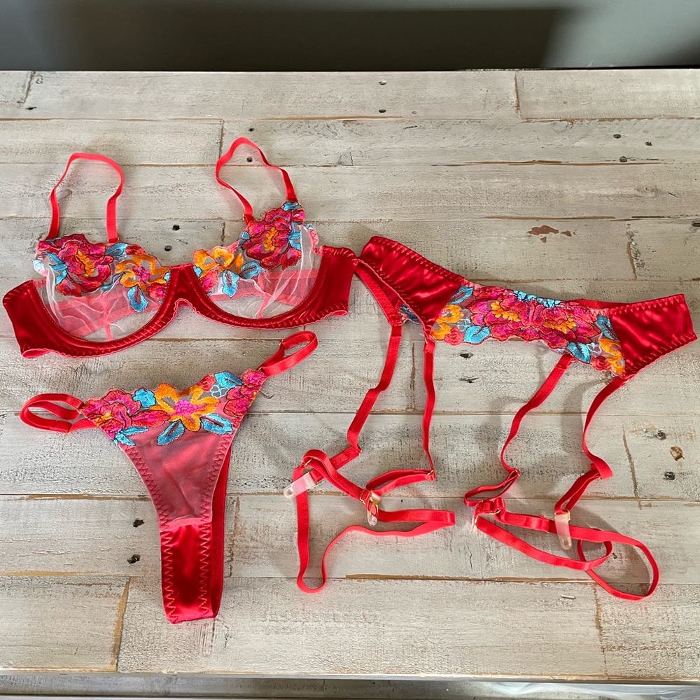 “Rose” flower embroidered 3-piece lingerie set